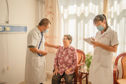 入住泰安养老院的糖尿病老人日常会受到哪些照护？